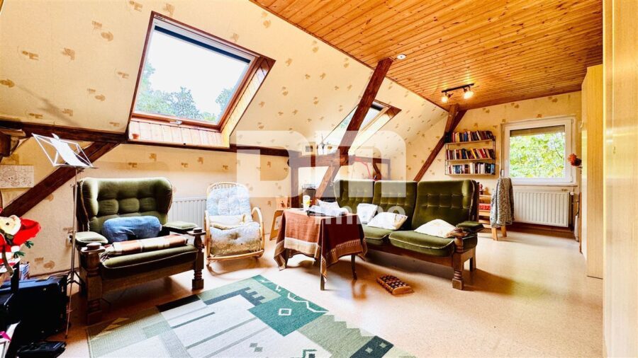 Modernisiertes Einfamilienhaus auf riesigem Grundstück mit Carport und Nebengebäude - OG / DG Schlafzimmer / Wohnzimmer groß